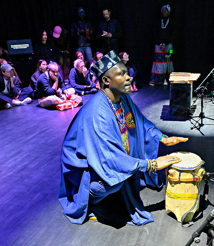 Künstler Eric Takukam beim Trommeln.