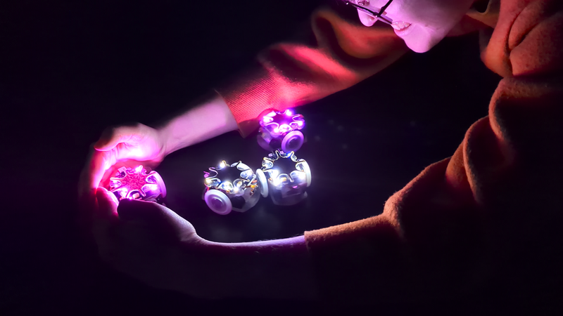 Leuchtender Roboterschwarm