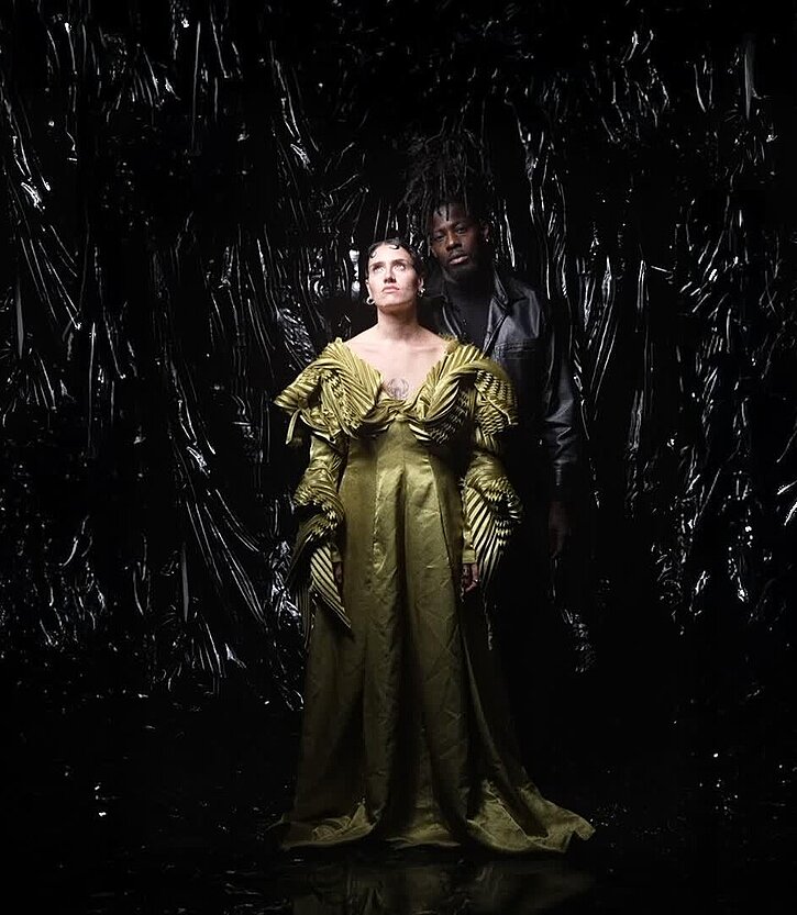 Bild von zwei Darstellern